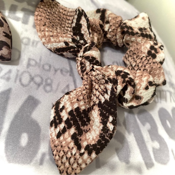 NWOT 2x Bow Scrunchie Hair Tie Bundle Leopard Reptile Snake Print - Picture 2 of 4